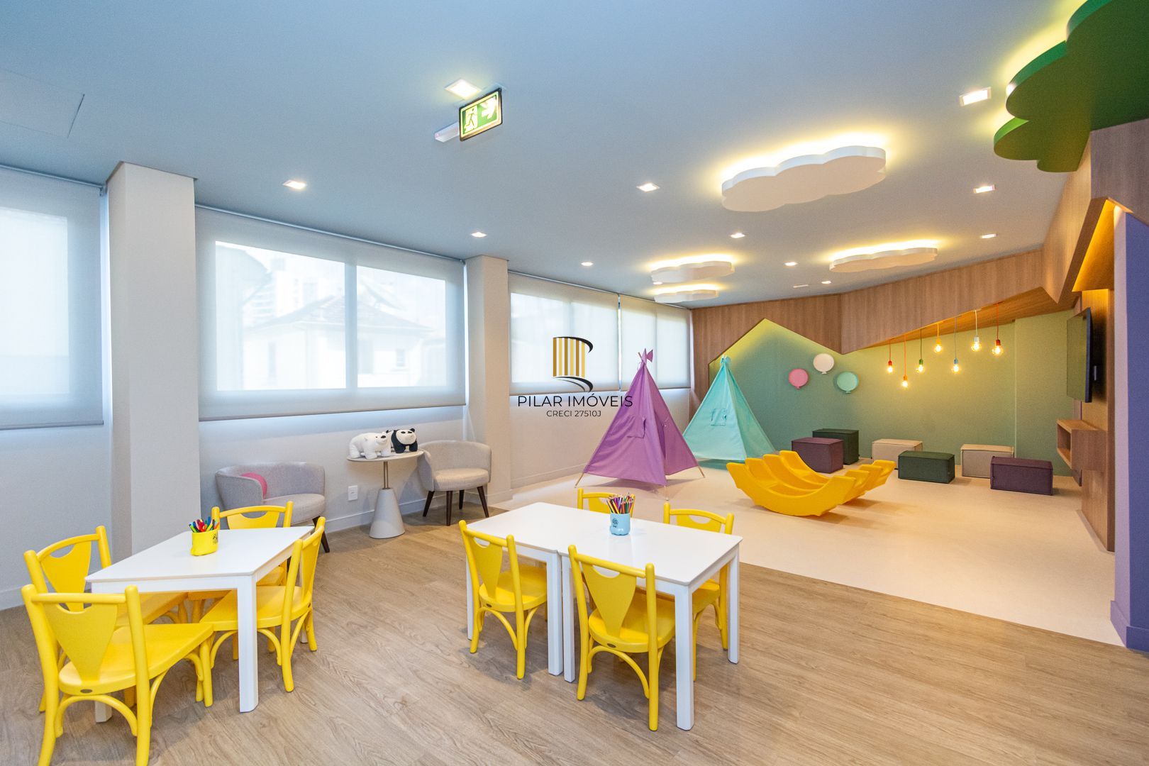 Apartamento 02 dormit com suíte e 01 vaga, no bairro Azenha, em Porto Alegre.