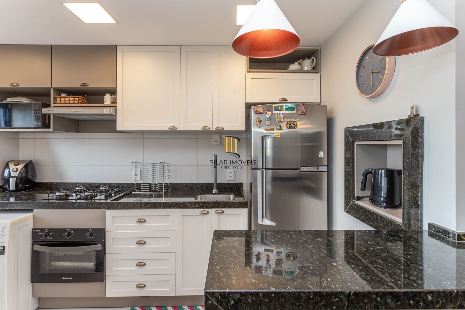 Apartamento 02 dormit com suíte e 01 vaga, no bairro Azenha, em Porto Alegre.