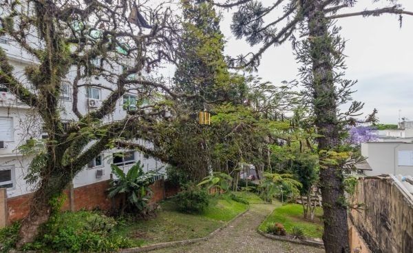 CASA DESOCUPADA E SEMI MOBILIADA, COM SUÍTE MASTER, SACADA, VISTA PANORÂMICA, EM AMPLO TERRENO NO SANTA TEREZA
