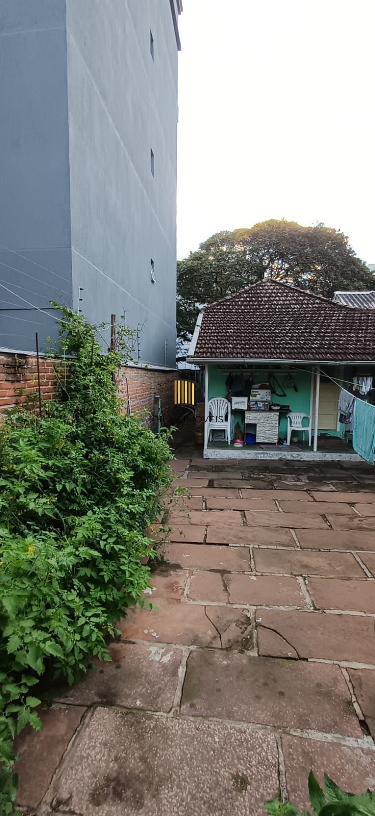 Vende-se casa de madeira, com dois dormitórios, banheiro, sala e cozinha. Localização privilegiada no bairro Jardim Botânico. Área do terreno com 6,6mx44m.