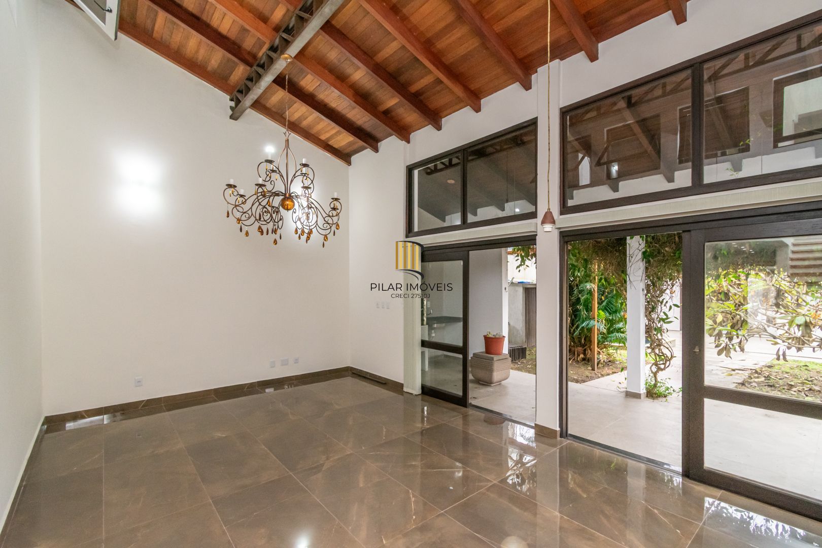 Casa sobrado no bairro Cristal de 3 dormitórios e 3 vagas