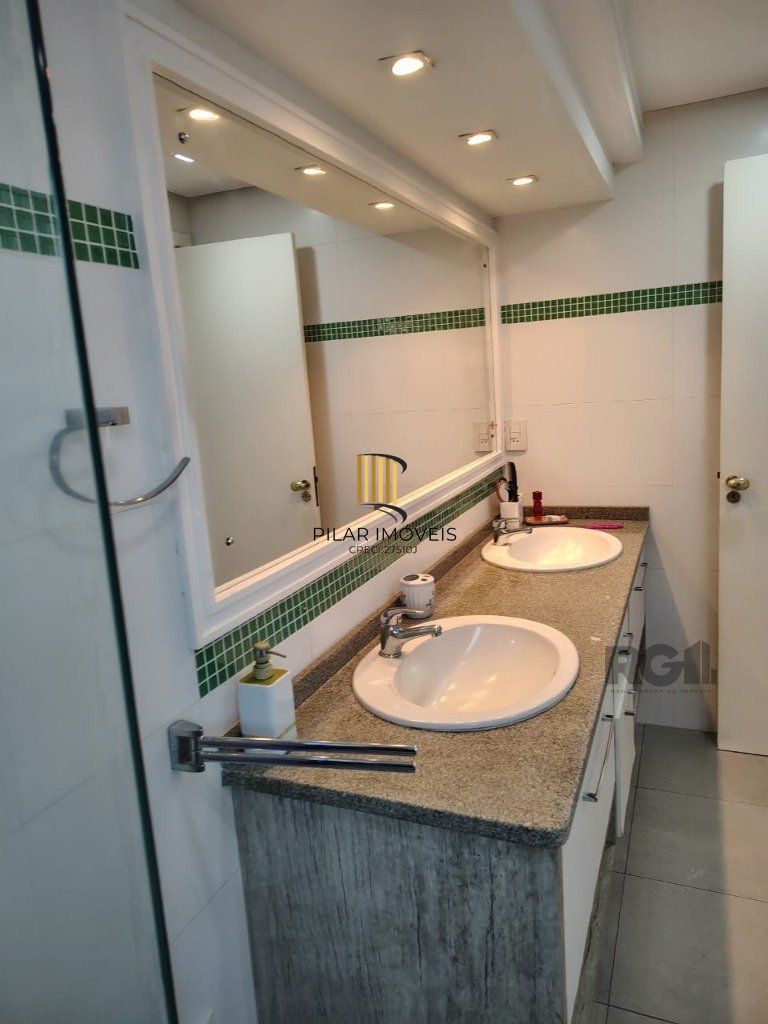 Casa sobrado com 300m² na Vila Nova de 3 dormitórios e 4 vagas