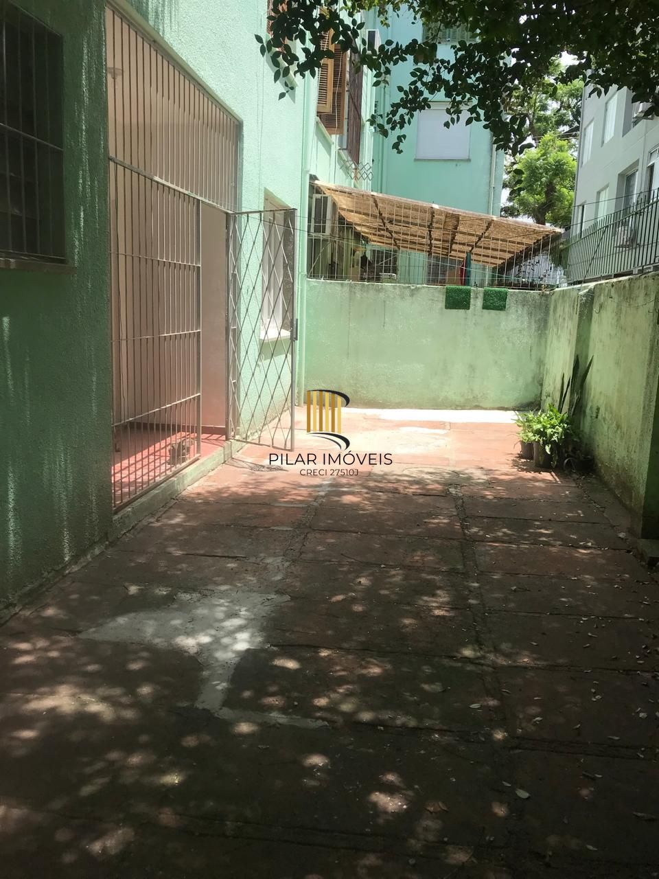 Apartamento no bairro Teresópolis de 1 dormitório térreo com pátio