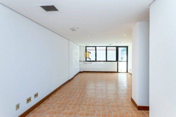 Sala comercial na Av Carlos Gomes com sacada