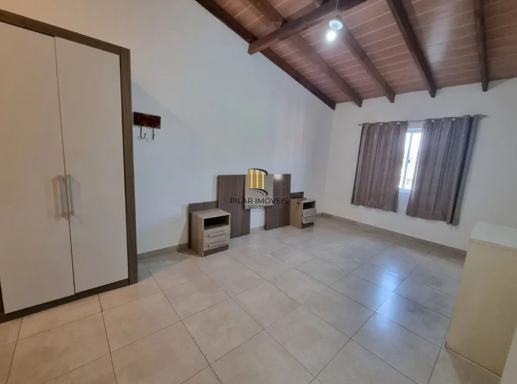 Casa sobrado no bairro Cristal de 3 domitórios e 3 vagas