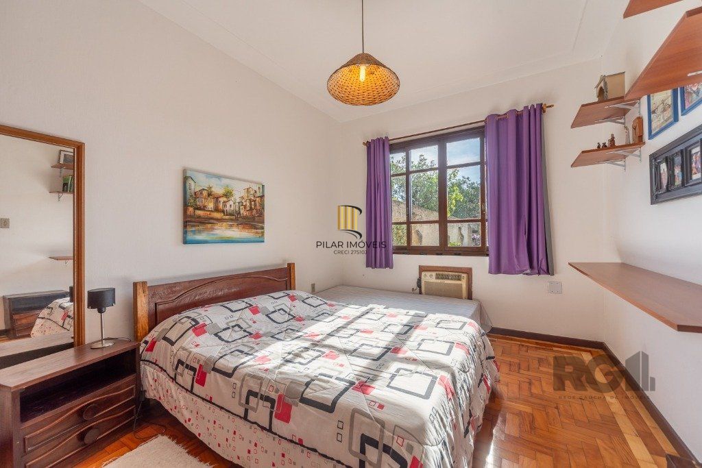 Casa no bairro Camaquã de 4 dormitórios e 2 vagas