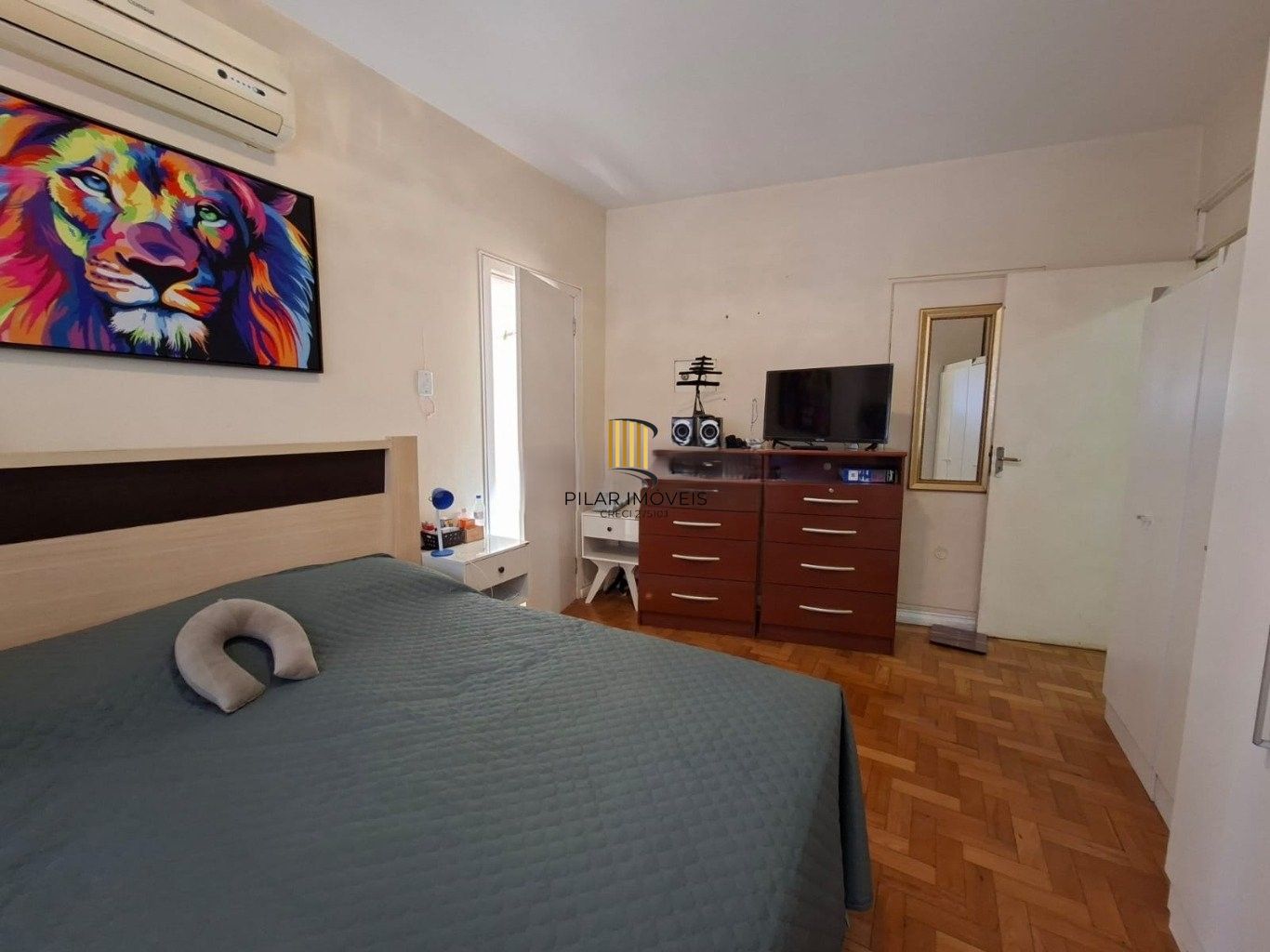 Lindo apartamento de 2 dorm. + dependência no Centro Histórico