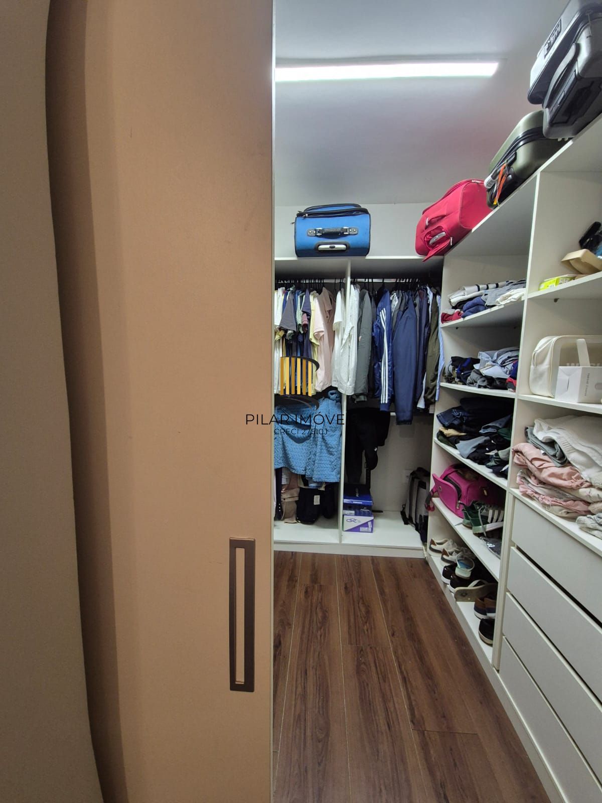 Sobrado no Menino Deus de 3 dormitórios e vaga