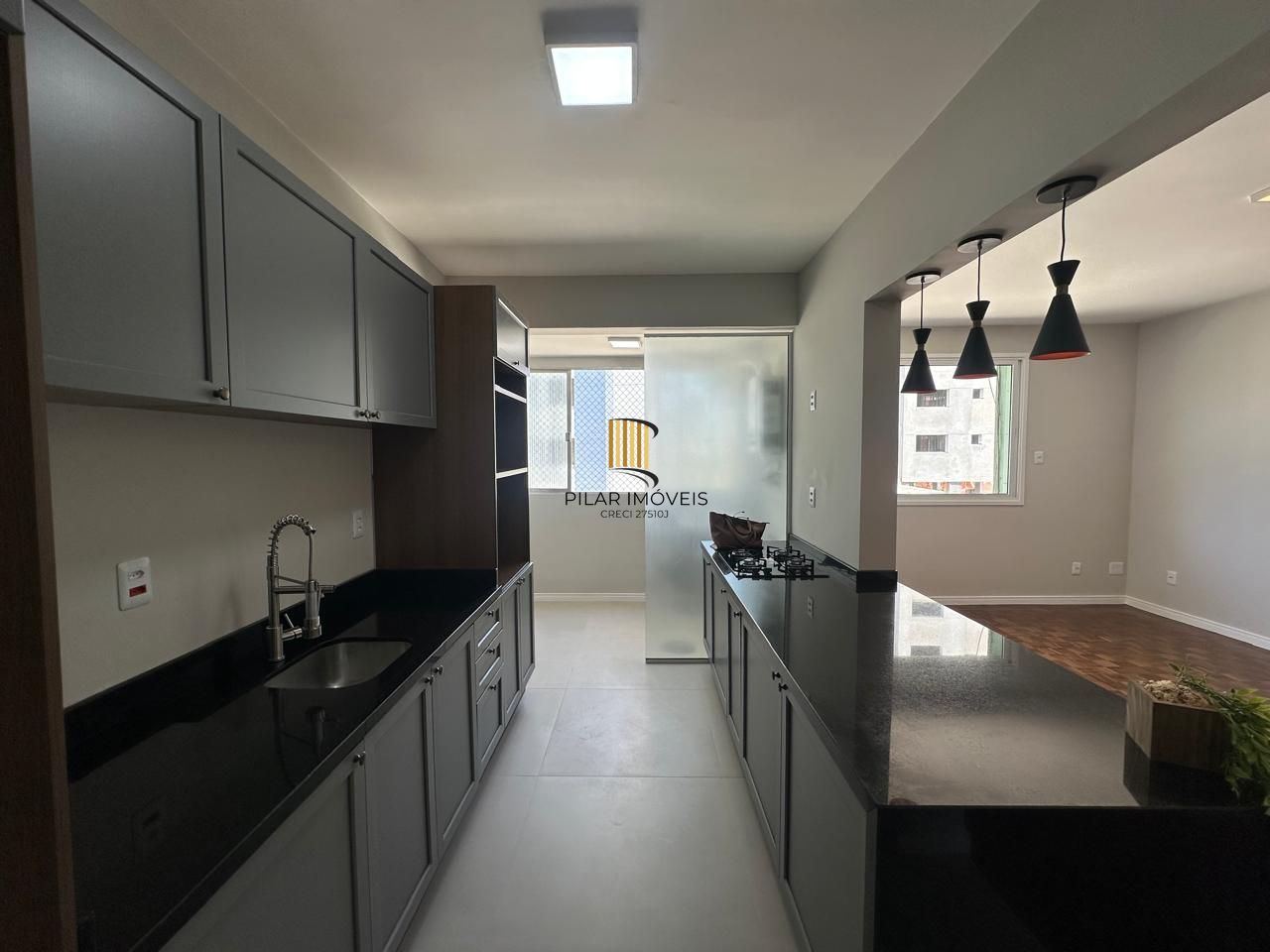 APTO COM 02 DORM. DEPENDENCIA EMP, TODO REFORMADO , SEMI-MOBILIADO, GARAGEM,  ELEVADOR