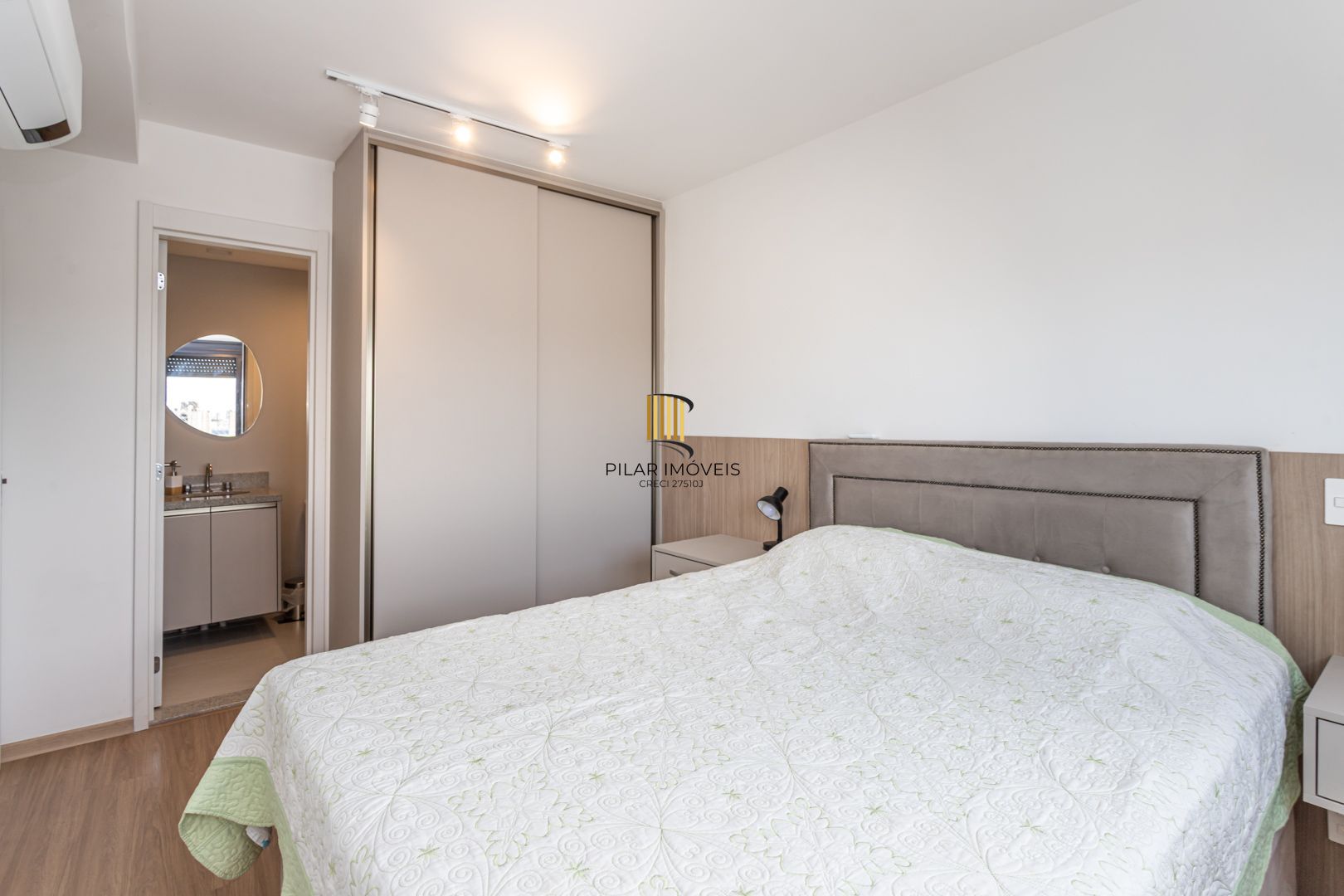 Apartamento 02 dormit com suíte e 01 vaga, no bairro Azenha, em Porto Alegre.