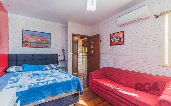 Casa sobrado na Lomba do Pinheiro com 4 dormitórios e 2 vagas