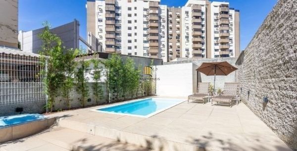 Sobrado no Menino Deus de 3 dormitórios e vaga