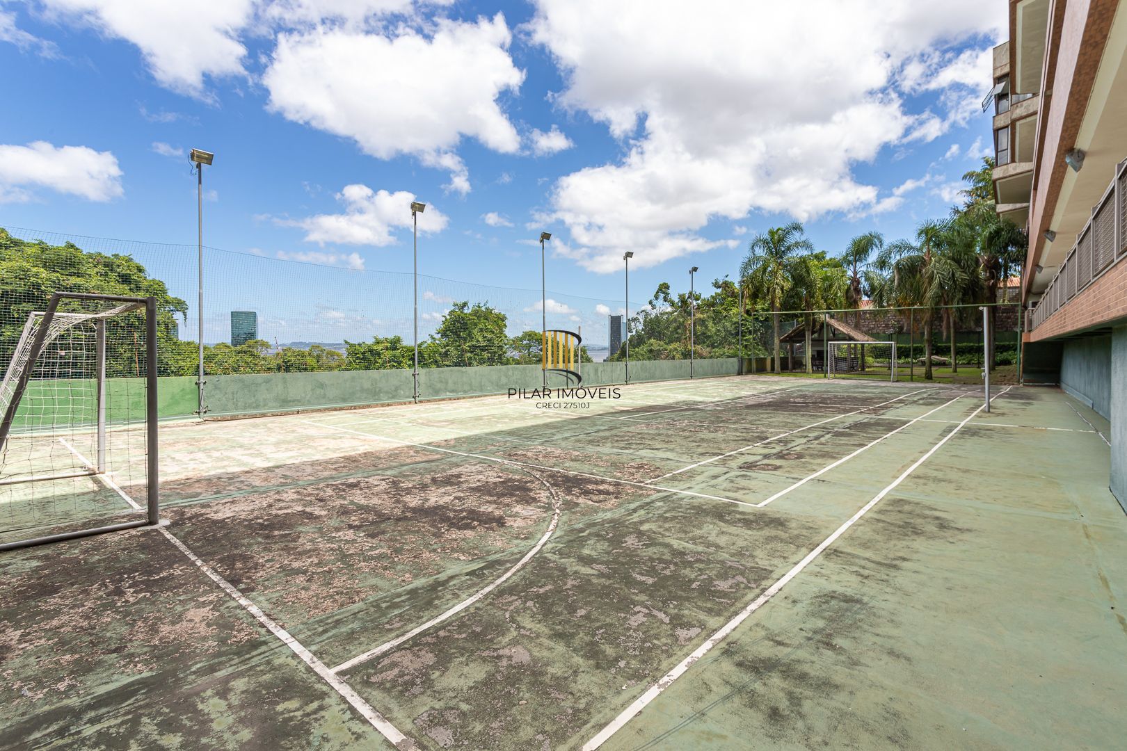 COBERTURA MOBILIADA COM VISTA PARA O GUAÍBA