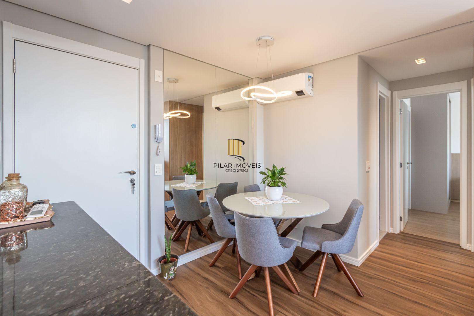 Apartamento 02 dormit com suíte e 01 vaga, no bairro Azenha, em Porto Alegre.