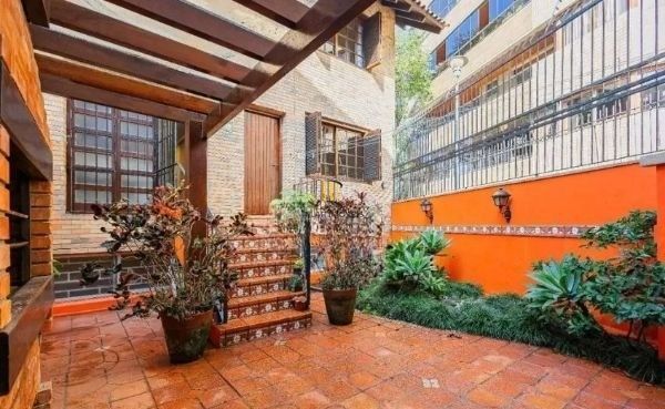 Casa sobrado no bairro Bela Vista de 3 dormitórios e 3 vagas DESOCUPADA