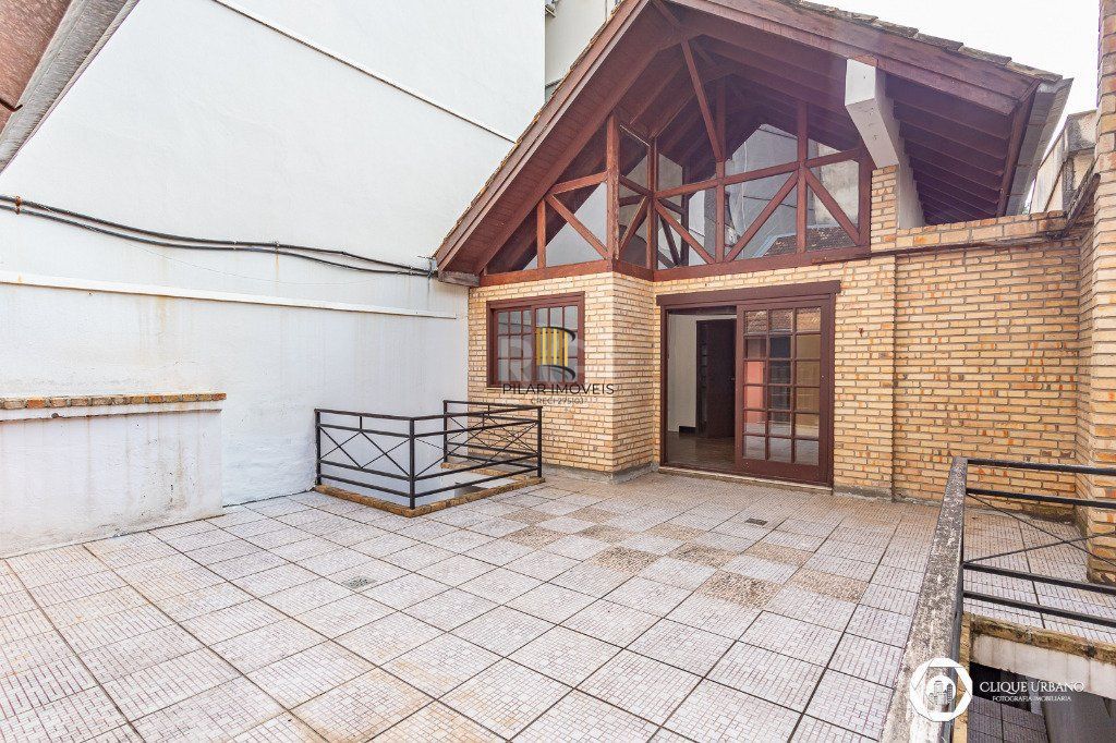 Casa para Venda - 330m², 4 dormitórios, sendo 3 suites, 2 vagas - Petrópolis
