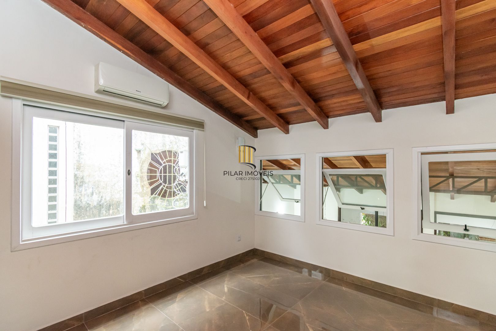Casa sobrado no bairro Cristal de 3 dormitórios e 3 vagas