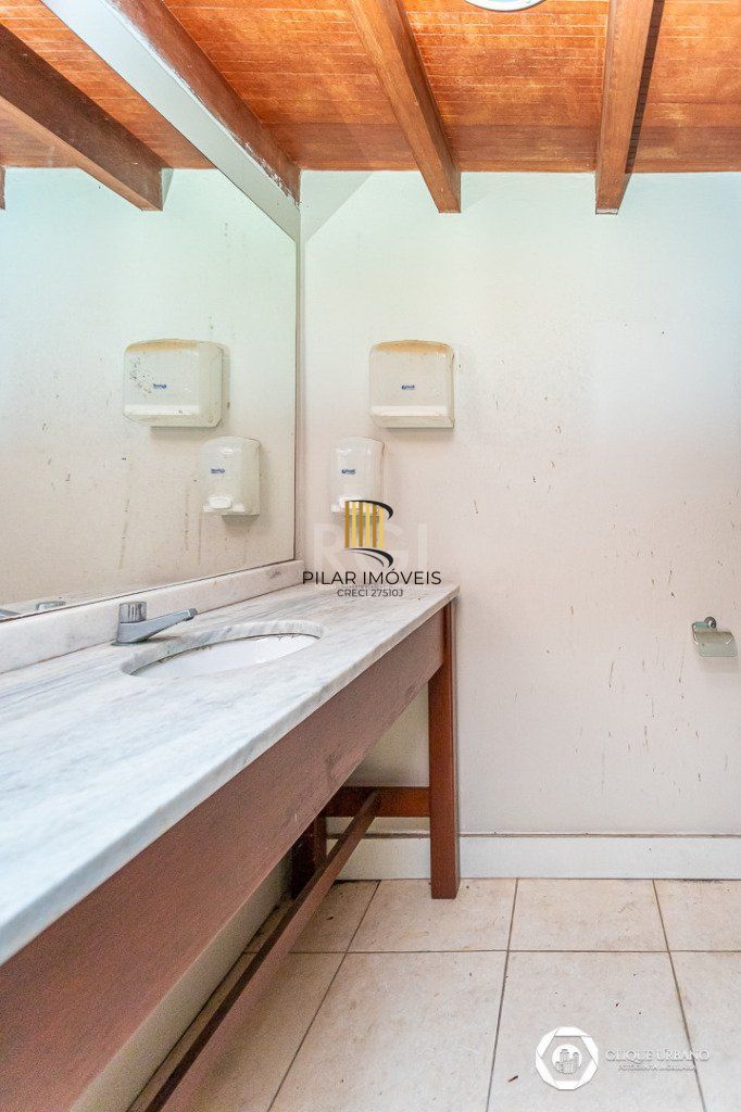 Casa para Venda - 330m², 4 dormitórios, sendo 3 suites, 2 vagas - Petrópolis