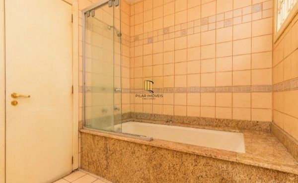 CASA DESOCUPADA E SEMI MOBILIADA, COM SUÍTE MASTER, SACADA, VISTA PANORÂMICA, EM AMPLO TERRENO NO SANTA TEREZA