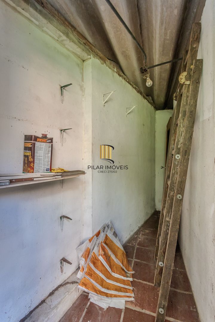 Casa no Menino Deus de 3 dormitórios e 5 vagas DESOCUPADA