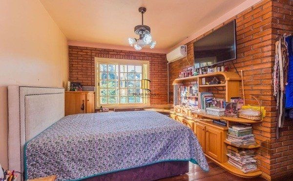 Casa sobrado na Lomba do Pinheiro com 4 dormitórios e 2 vagas