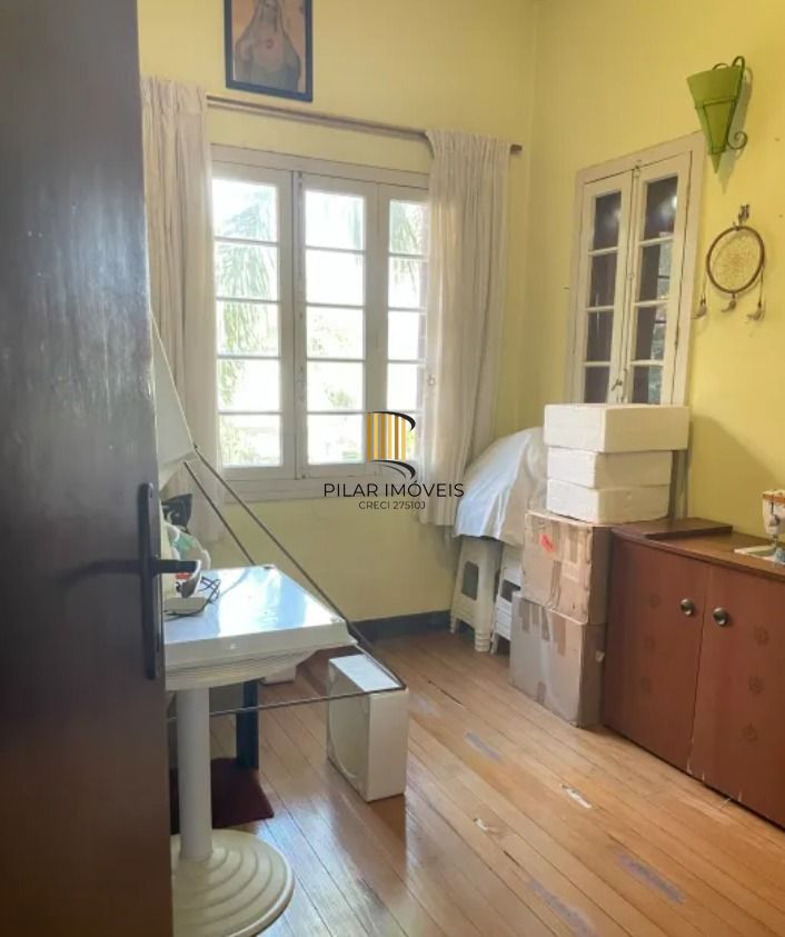 Casa 7 dormitórios 2 vagas de garagem no bairro Petrópolis