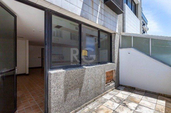 Sala comercial na Av Carlos Gomes com sacada