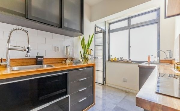 Apartamento na Cidade Baixa de 1 dormitório e dependência REFORMADO