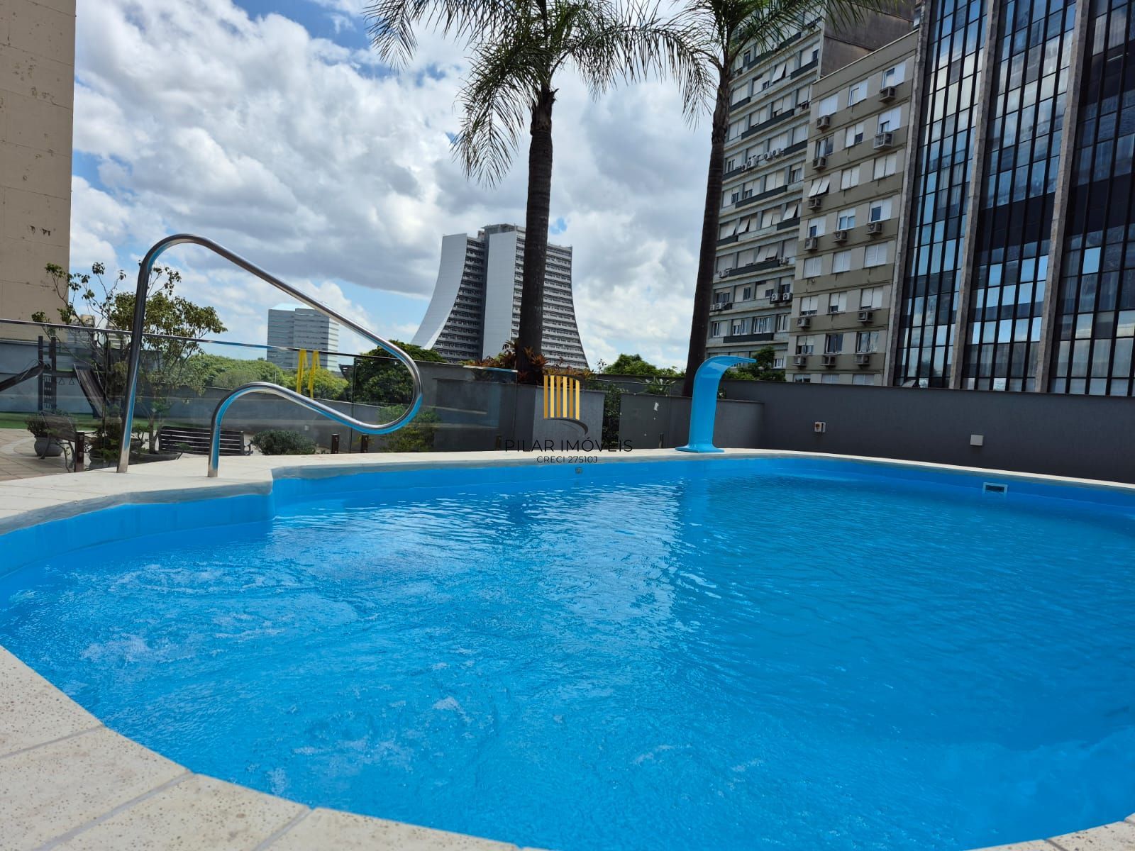 Apartamento no Centro de 2 dormitórios e 2 vagas DESOCUPADO