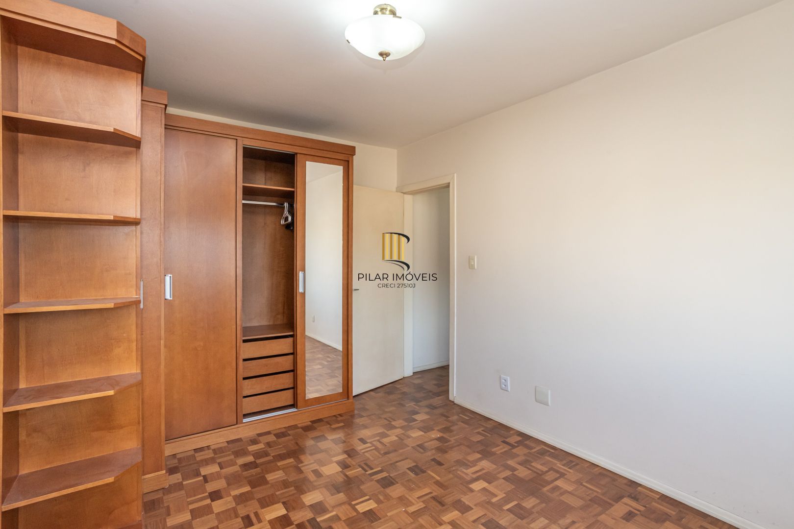 Apartamento no Petrópolis de 2 dormitórios dependência e vaga desocupado