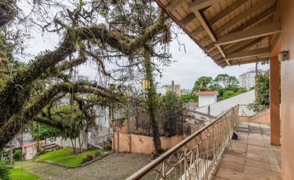 CASA DESOCUPADA E SEMI MOBILIADA, COM SUÍTE MASTER, SACADA, VISTA PANORÂMICA, EM AMPLO TERRENO NO SANTA TEREZA