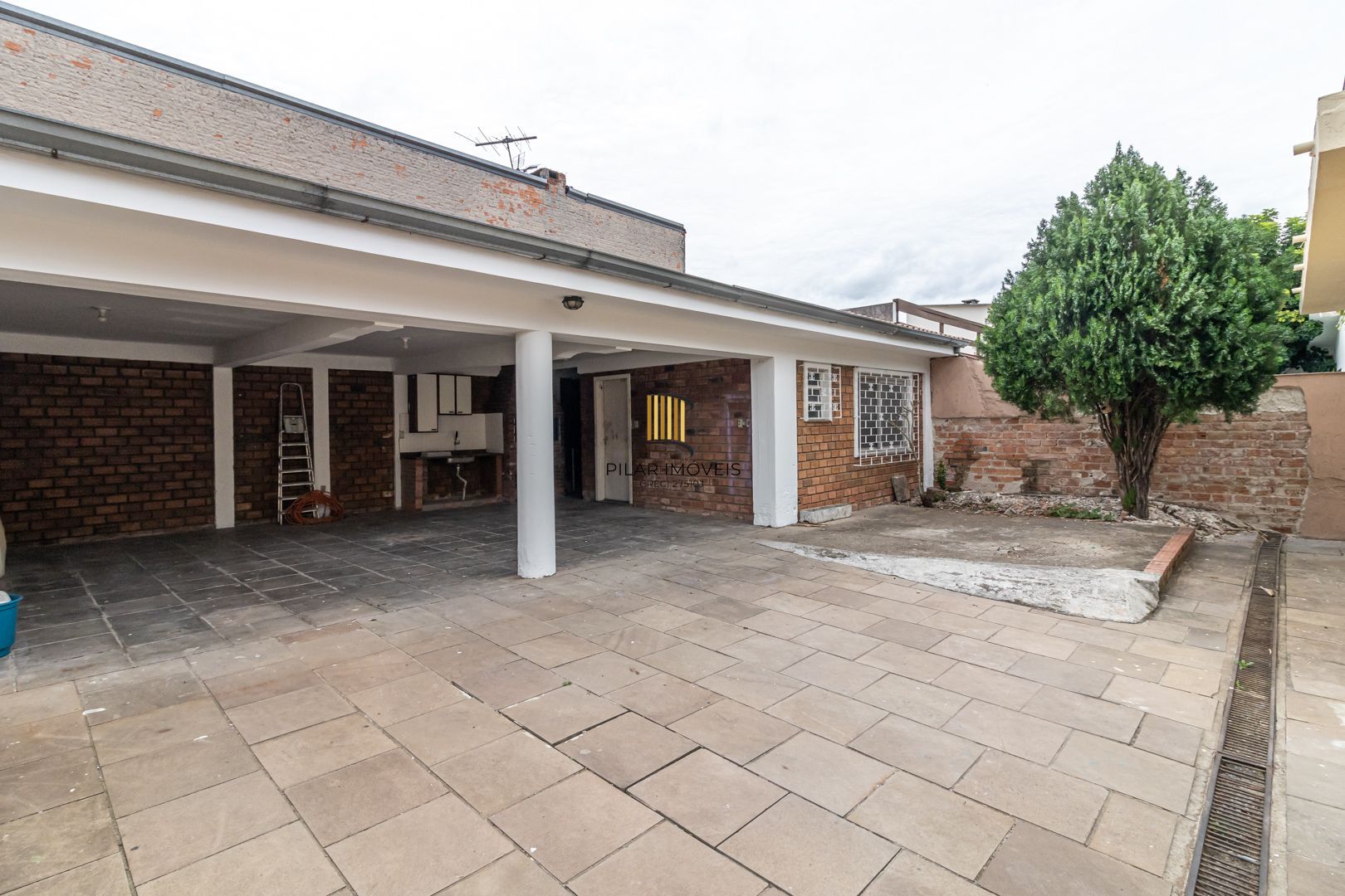 Casa no bairro Sarandi com 4 dormitórios e 4 vagas