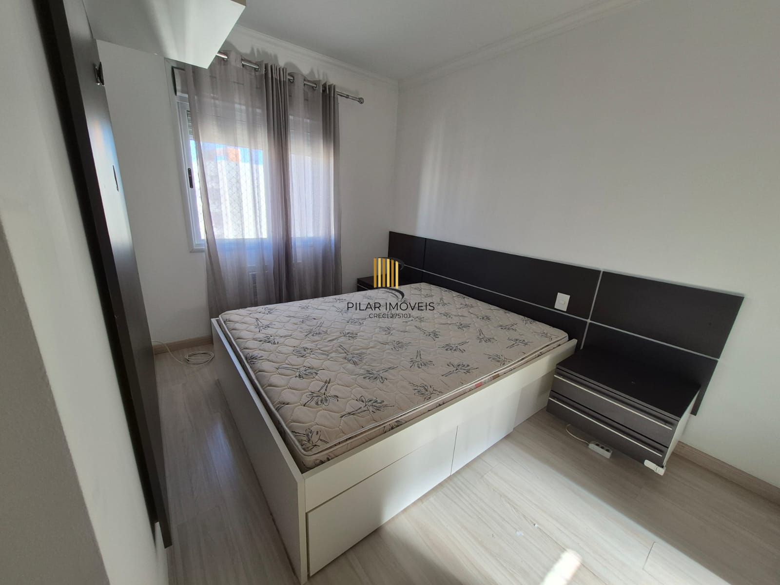 Apartamento no Centro de 2 dormitórios e 2 vagas DESOCUPADO