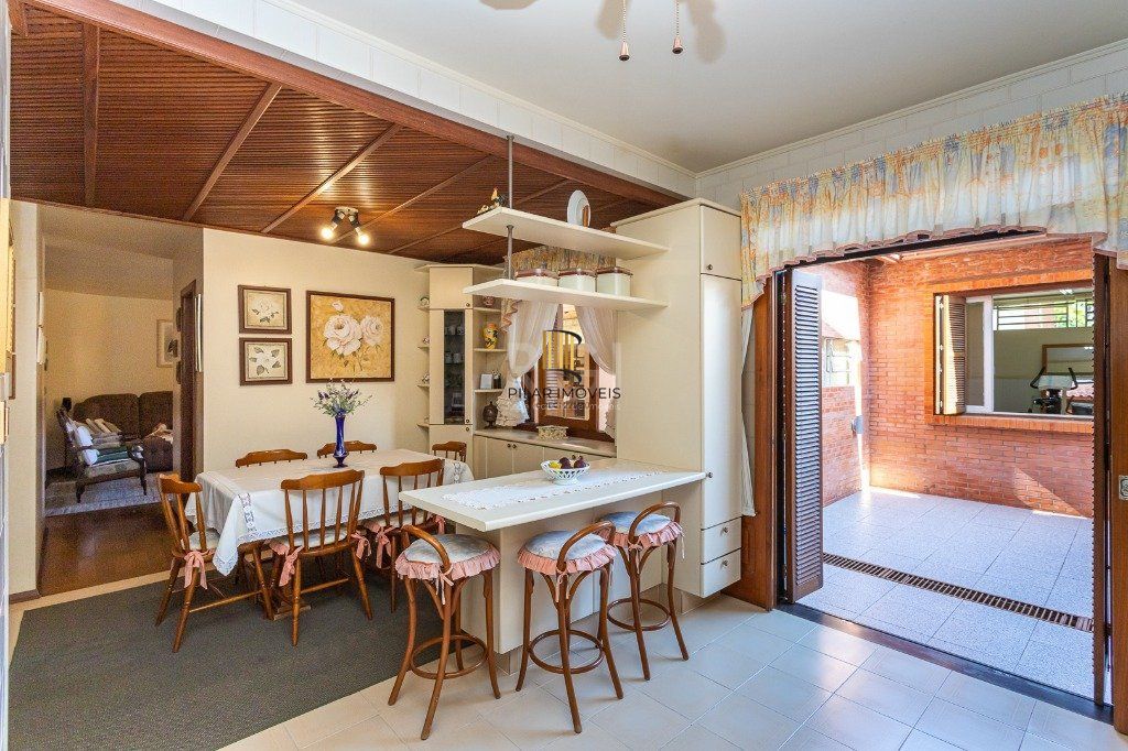 Casa sobrado no Partenon de 3 dormitórios e amplo pátio