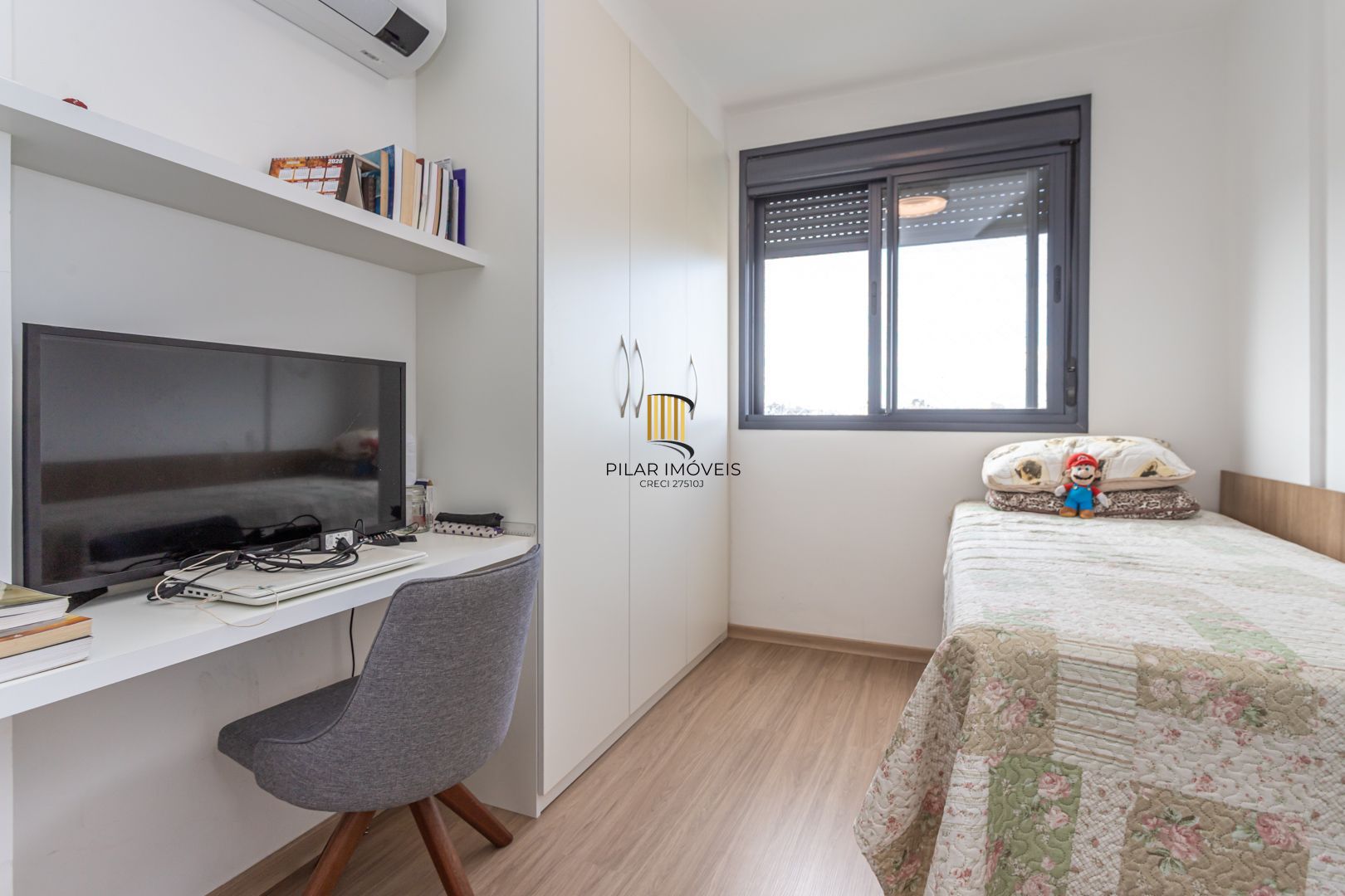 Apartamento 02 dormit com suíte e 01 vaga, no bairro Azenha, em Porto Alegre.