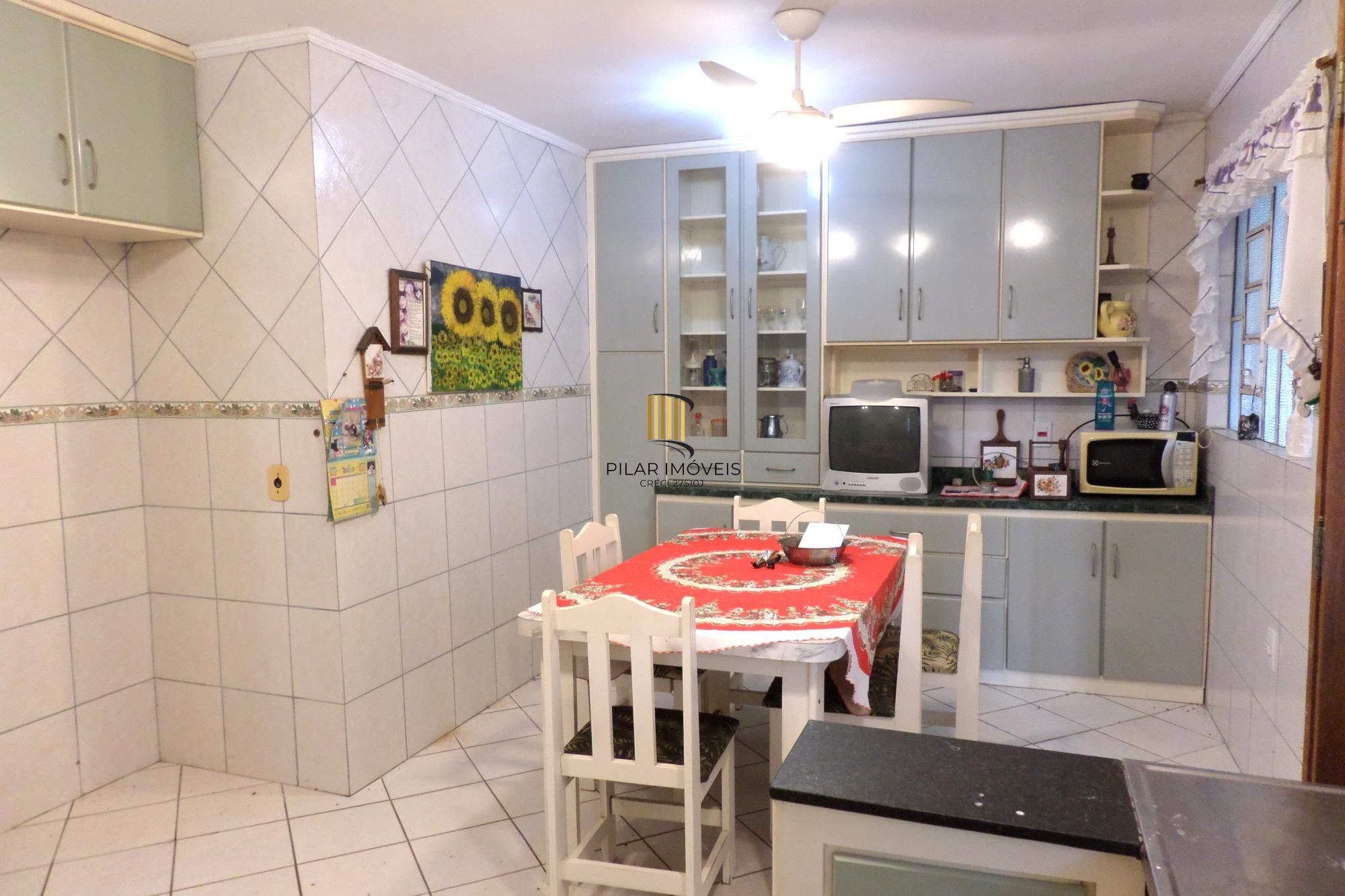 Casa no bairro Ipanema de 3 dormitórios e 2 vagas