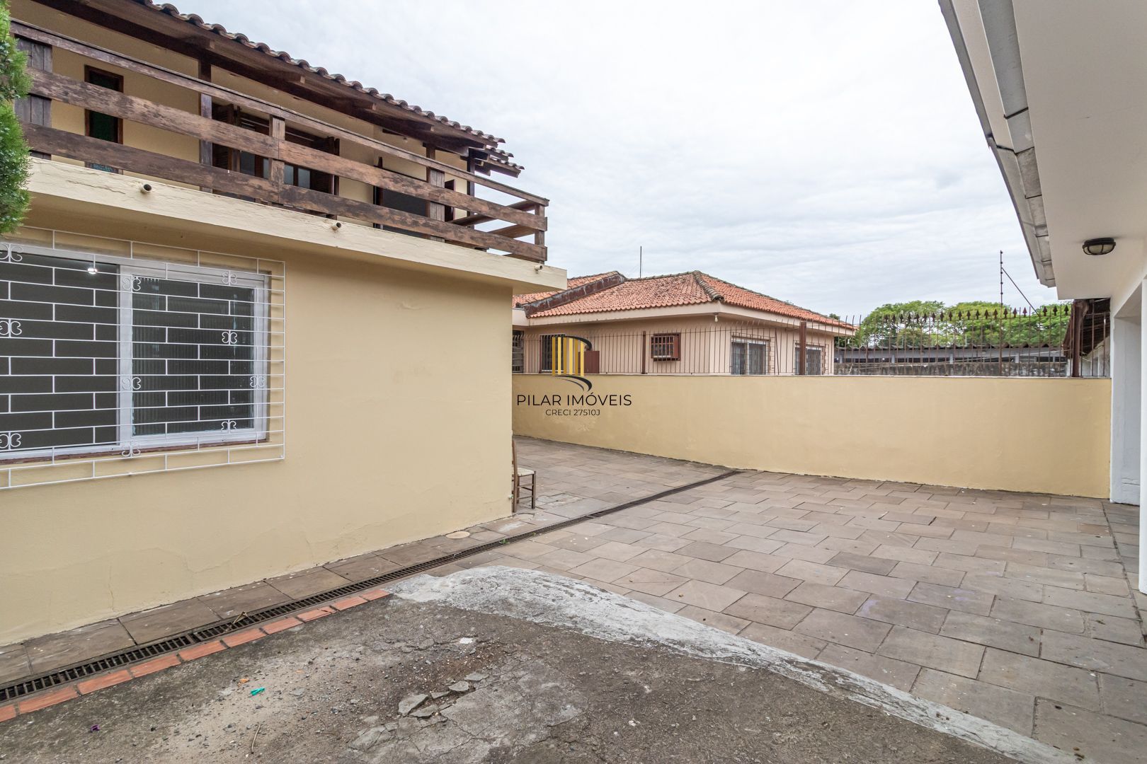 Casa no bairro Sarandi com 4 dormitórios e 4 vagas