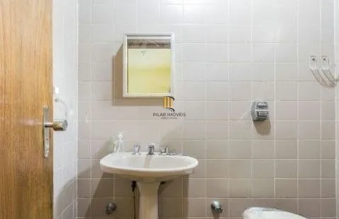 Casa sobrado no bairro Auxiliadora de 5 dormitórios e 4 vagas