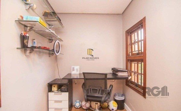 Casa no bairro Camaquã de 4 dormitórios e 2 vagas