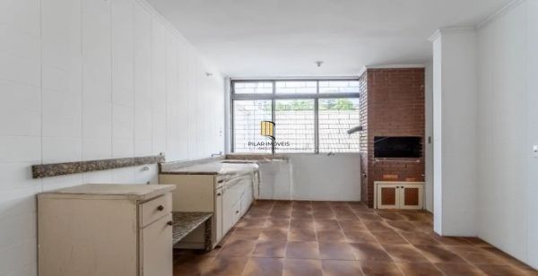 Apartamento no Petrópolis de 3 dormitórios e 2 vagas
