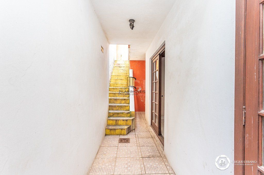 Casa para Venda - 330m², 4 dormitórios, sendo 3 suites, 2 vagas - Petrópolis