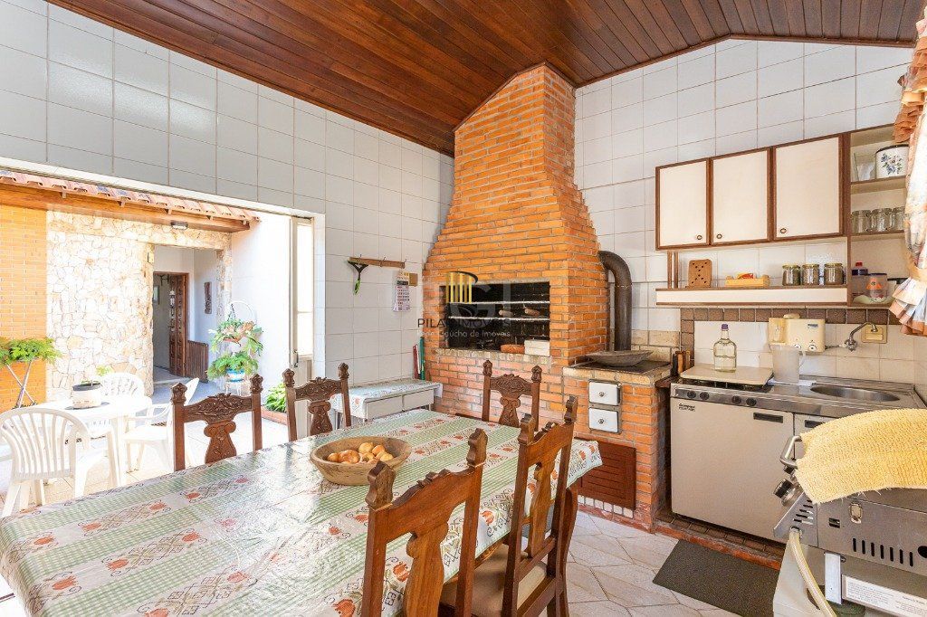 Casa sobrado no Partenon de 3 dormitórios e amplo pátio