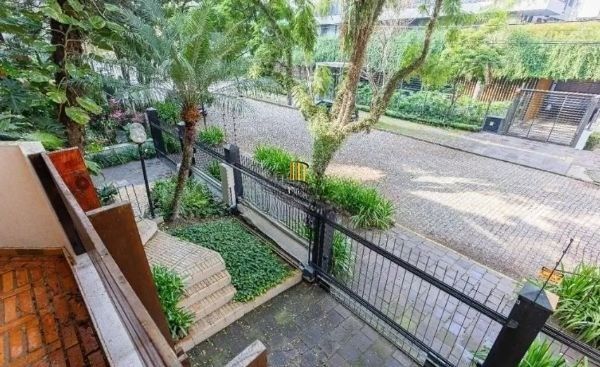 Casa sobrado no bairro Bela Vista de 3 dormitórios e 3 vagas DESOCUPADA