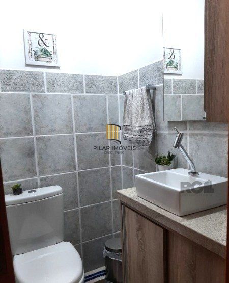 Sobrado triplex no Partenon de 3 dormitórios e 2 vagas