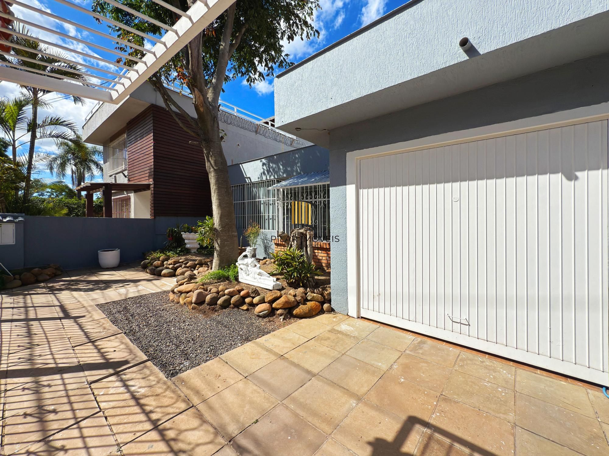 Casa 3 dormitórios no bairro Medianeira