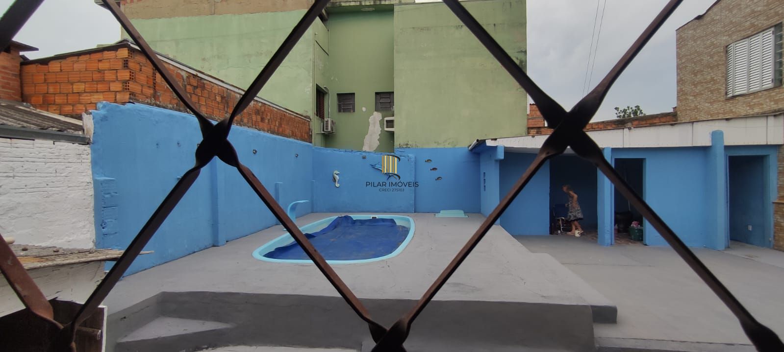 Casa no Sarandi de 2 dormitórios e pátio com piscina