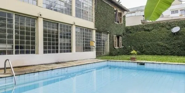 Casa sobrado no bairro Auxiliadora de 5 dormitórios e 4 vagas