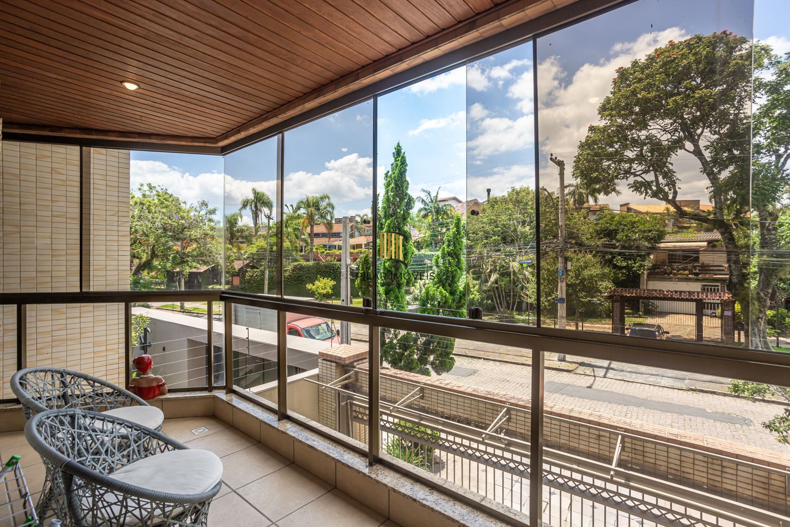 COBERTURA MOBILIADA COM VISTA PARA O GUAÍBA