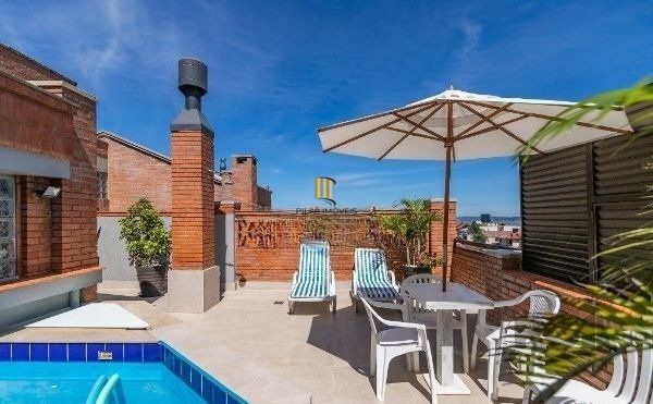 Casa sobrado no Cristal de 3 dormitórios e 3 vagas