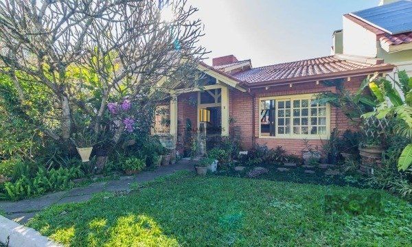 Casa sobrado na Lomba do Pinheiro com 4 dormitórios e 2 vagas